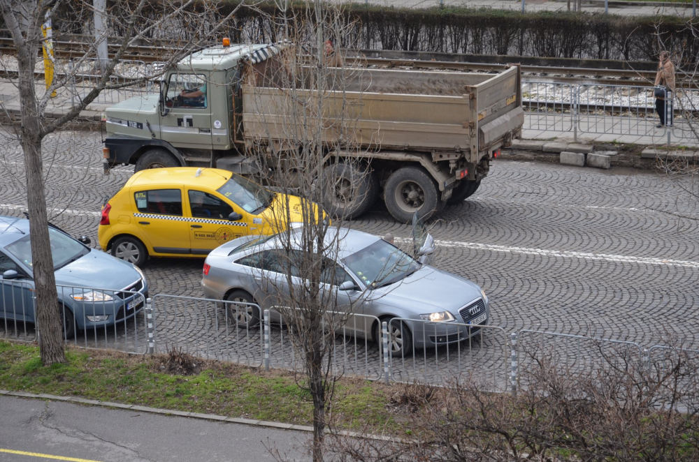 Първо в БЛИЦ! Грозен и долен мутренски екшън на столичния бул. "Цар Борис III"! (СНИМКИ)