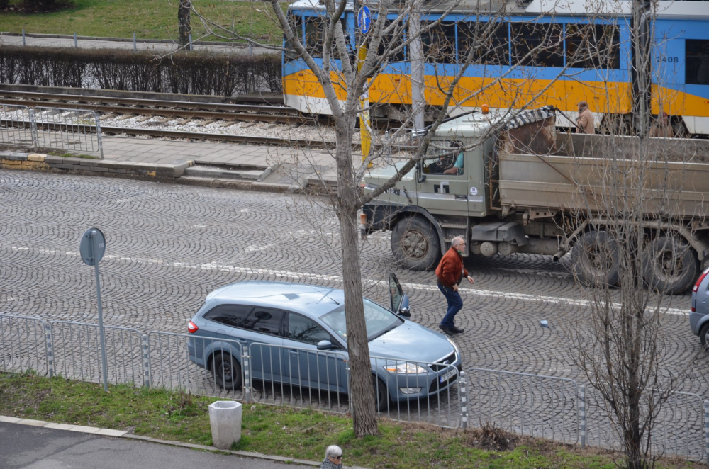 Първо в БЛИЦ! Грозен и долен мутренски екшън на столичния бул. "Цар Борис III"! (СНИМКИ)