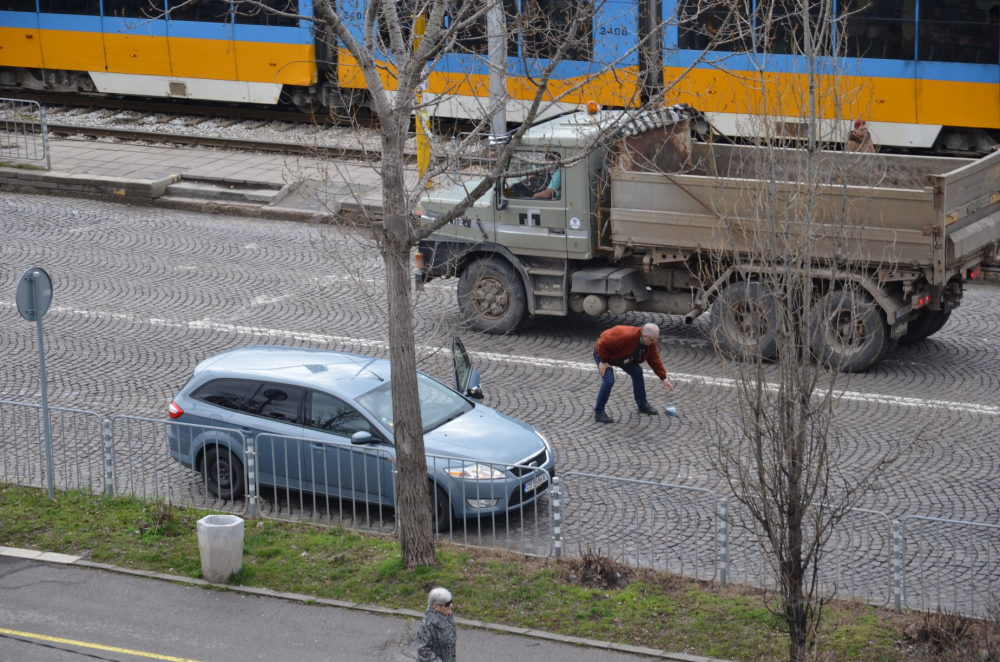 Първо в БЛИЦ! Грозен и долен мутренски екшън на столичния бул. "Цар Борис III"! (СНИМКИ)