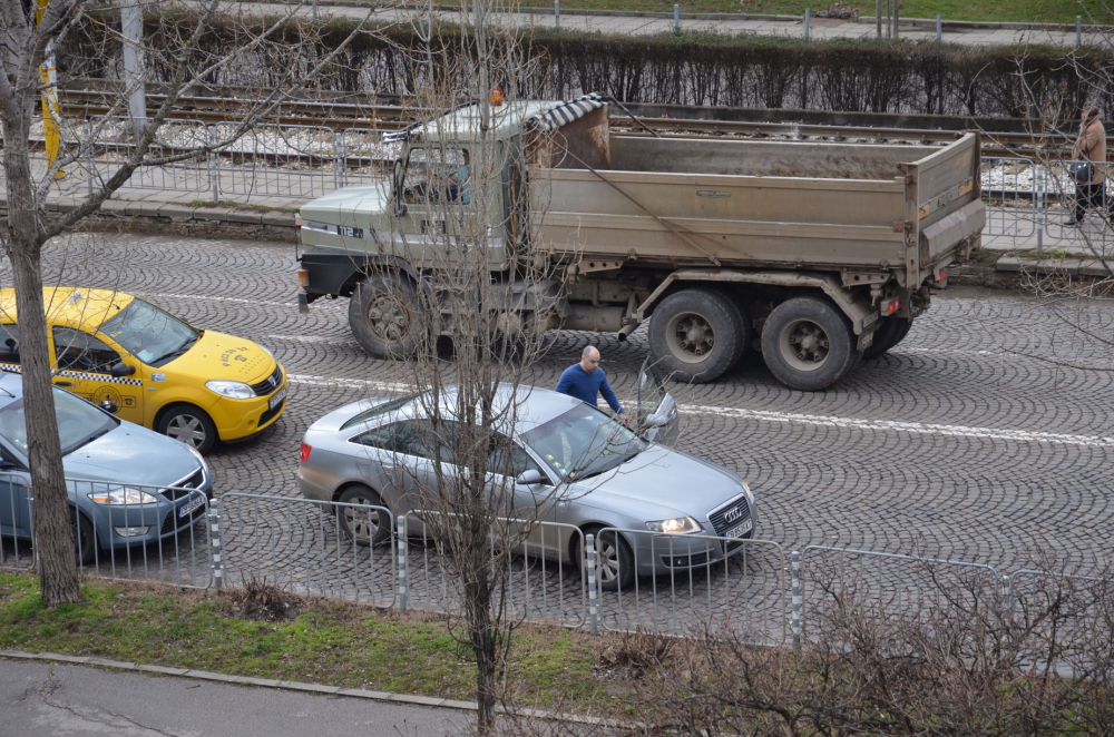 Първо в БЛИЦ! Грозен и долен мутренски екшън на столичния бул. "Цар Борис III"! (СНИМКИ)