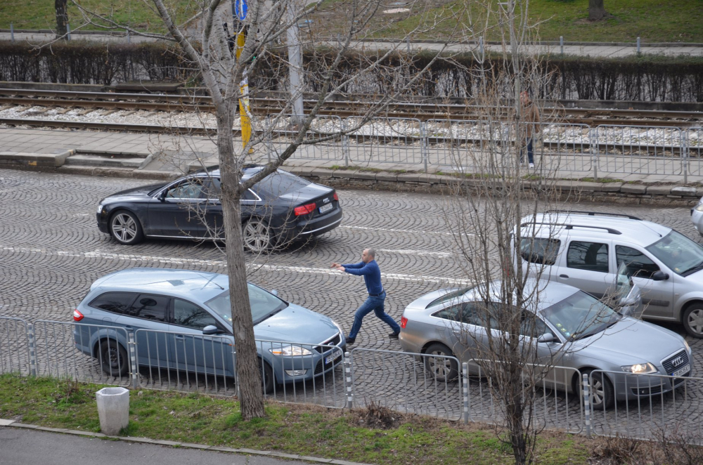 Първо в БЛИЦ! Грозен и долен мутренски екшън на столичния бул. "Цар Борис III"! (СНИМКИ)