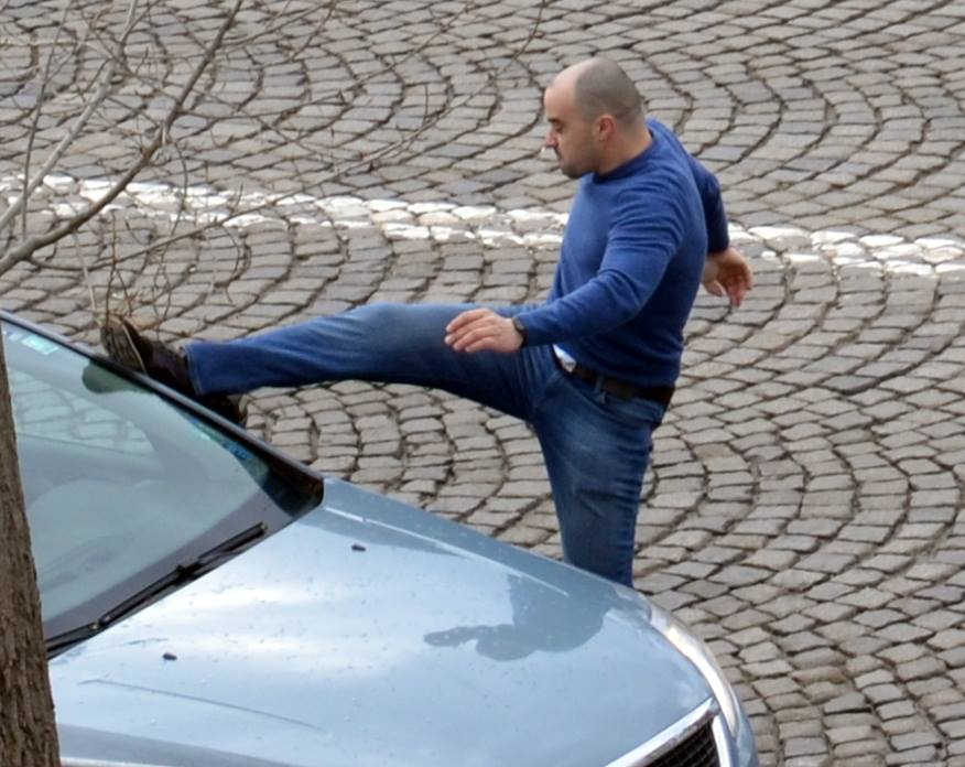 Първо в БЛИЦ! Грозен и долен мутренски екшън на столичния бул. "Цар Борис III"! (СНИМКИ)