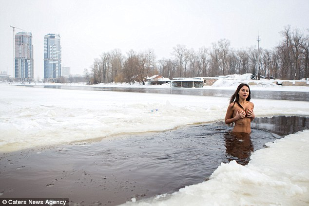 Чисто гола смела украинка гази сняг и се къпе всеки зимен ден в ледените води на Днепър (СНИМКИ 18+)