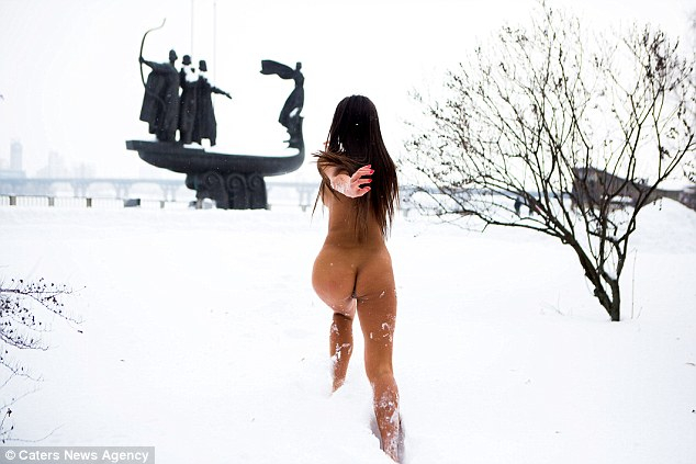 Чисто гола смела украинка гази сняг и се къпе всеки зимен ден в ледените води на Днепър (СНИМКИ 18+)