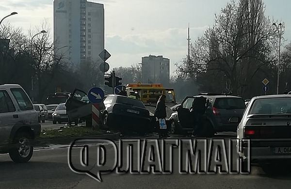 Брутални СНИМКИ показаха зловещо автомеле в Бургас! 
