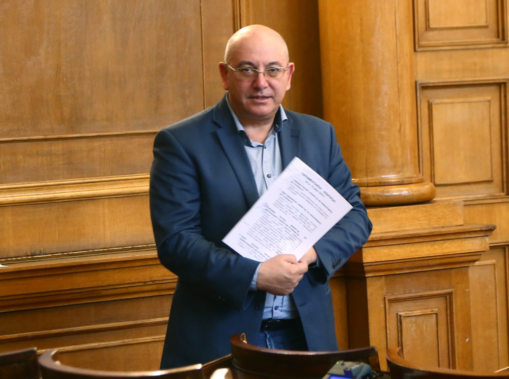 Депутати от НФСБ са се подписали под наречения от Валери Симеонов "лобистки" закон за горивата  