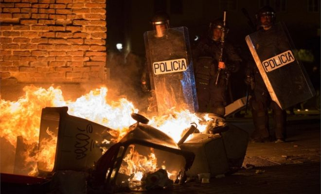 В Мадрид ври и кипи! Мигрантите подпукаха дипломати, атакуват полицията с камъни и маси 