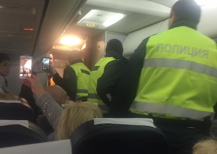 Извънредна ситуация! Самолет кацна аварийно на летище София (СНИМКИ)