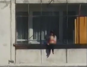 Социалните решиха съдбата на бебето, което бе провесено през балкон в София 