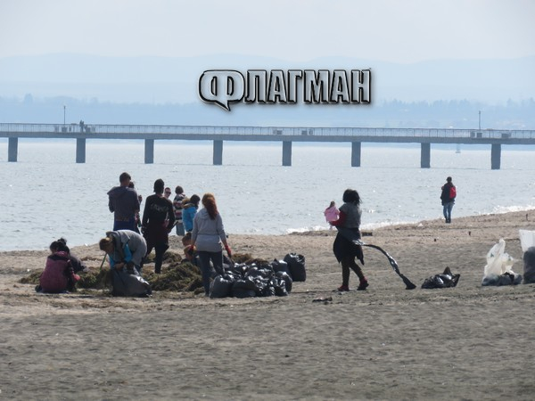 Над 50 тона боклук изчезнаха от Северния плаж в Бургас (СНИМКИ)