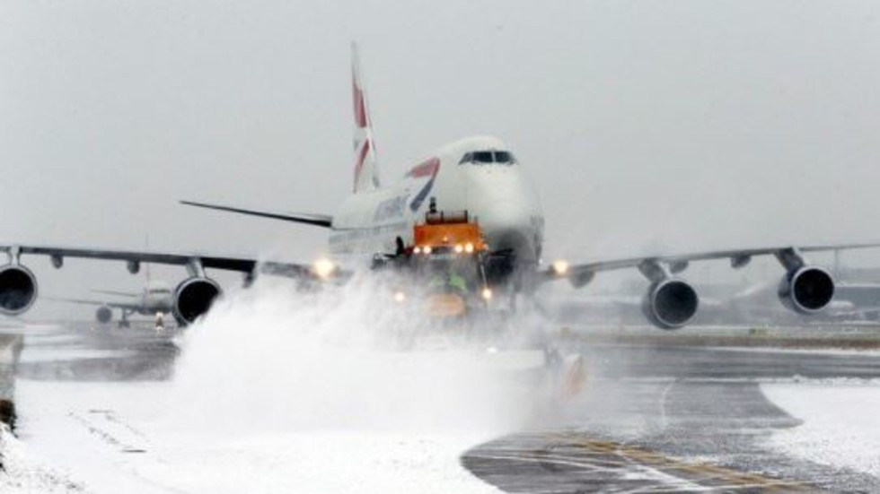 Стихията удари и Лондон, десетки полети са отменени заради лошото време (СНИМКИ/ВИДЕО)