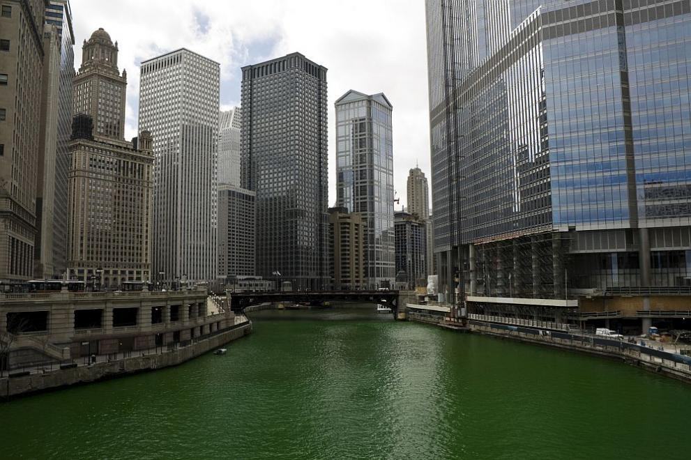 Река Чикаго "светна" в зелено за Деня на свети Патрик (СНИМКИ/ВИДЕО)