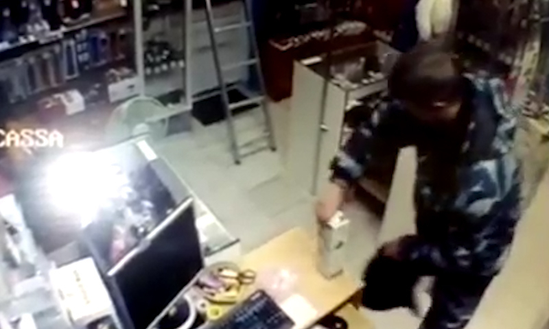 "Престъплението на века"! Охранител открадна гумен вибратор (ВИДЕО)
