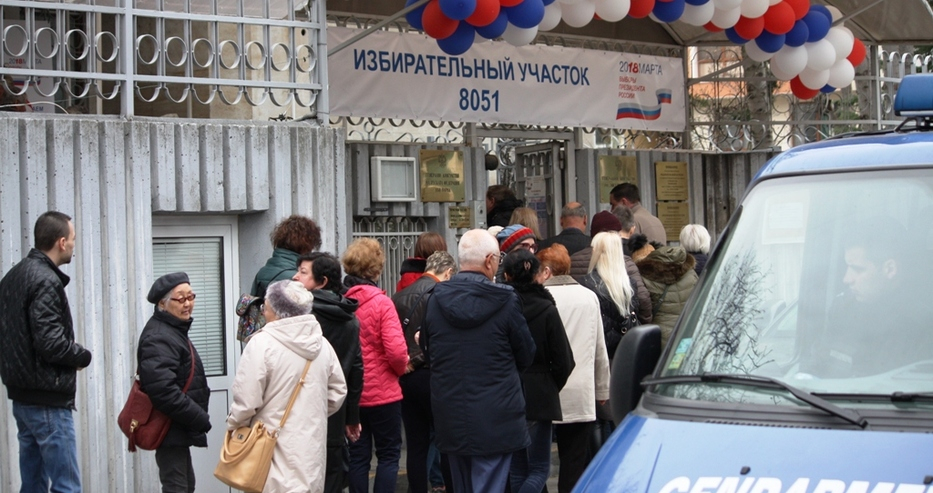 Руснаците във Варна гласуват за президент, жандармерия охранява консулството (СНИМКИ)