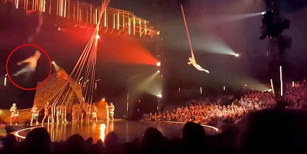 Акробат от "Цирк дю Солей" падна и загина по време на шоу пред ужасените зрители (СНИМКИ/ВИДЕО)