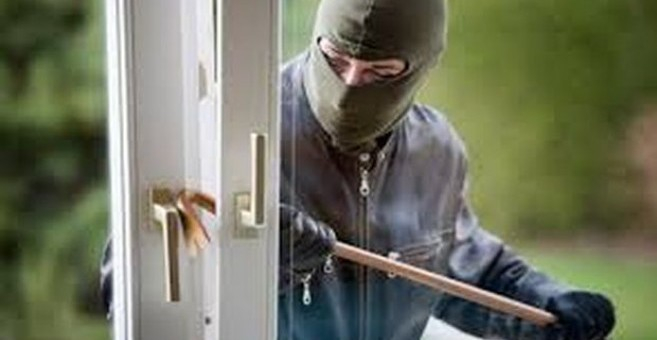 Уникално ВИДЕО: Крадец заседна във вратата, на ограбения от него магазин