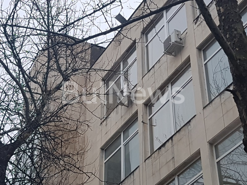 Пожарникари окупираха опасна сграда на БСП във Враца (СНИМКИ)