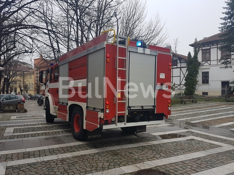 Пожарникари окупираха опасна сграда на БСП във Враца (СНИМКИ)