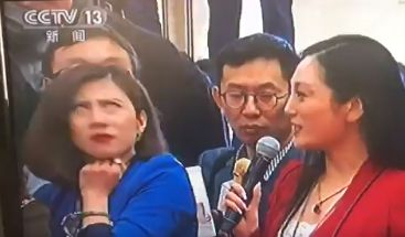 Китайска журналистка подлуди мрежата с реакциите си в национален ефир (ВИДЕО)