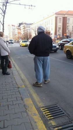 Агресивен кибик тероризира хората, които искат да пътуват от София към Перник с частни коли (СНИМКИ)