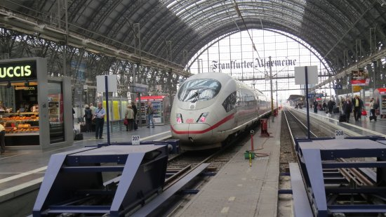 Германската полиция отцепи част от железопътната гара във Франкфурт на Майн, ето какво се случва