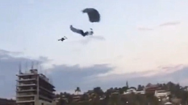 Ужасени очевидци запечатаха на ВИДЕО смъртоносното падане на туристка след сблъсък с друг парашут (СНИМКИ)