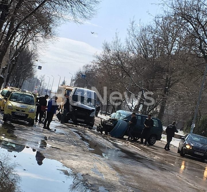 Две коли се помляха в центъра на Видин, има пострадал (СНИМКА)