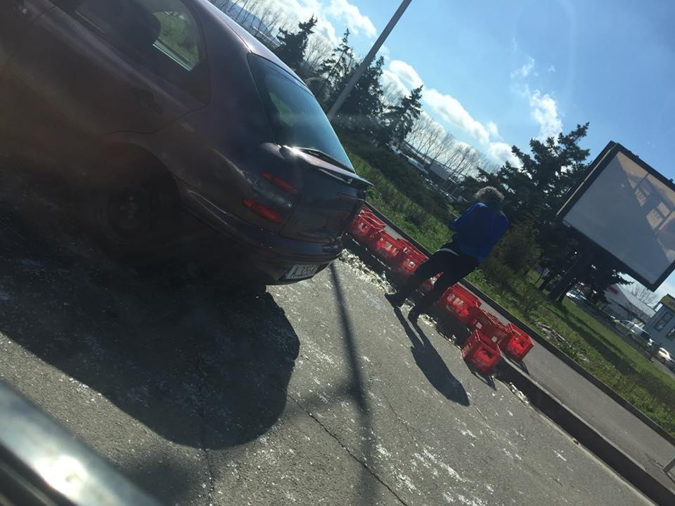 Два камиона се удариха до КАТ в Бургас, кръгово е посипано със стъкла от бутилки (СНИМКИ)