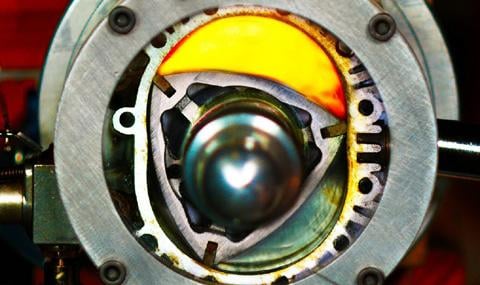 Поглед в сърцето на Ванкеловия двигател (ВИДЕО)