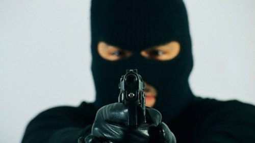 Маскиран бандит насочи пистолет към продавачка в Пловдив и поиска оборота, жената обаче.... 