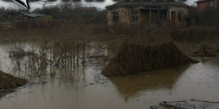 Потоп! Река Средецка заля къщи и дворове в Дебелт, селото пред евакуация (СНИМКИ)