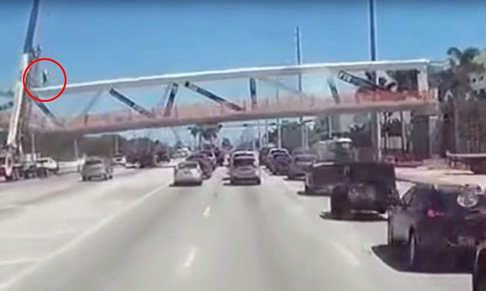 Вижте първо ВИДЕО на ужасяващия момент, в който 950-тонния мост рухна върху колите на магистралата в Маями (СНИМКИ) 