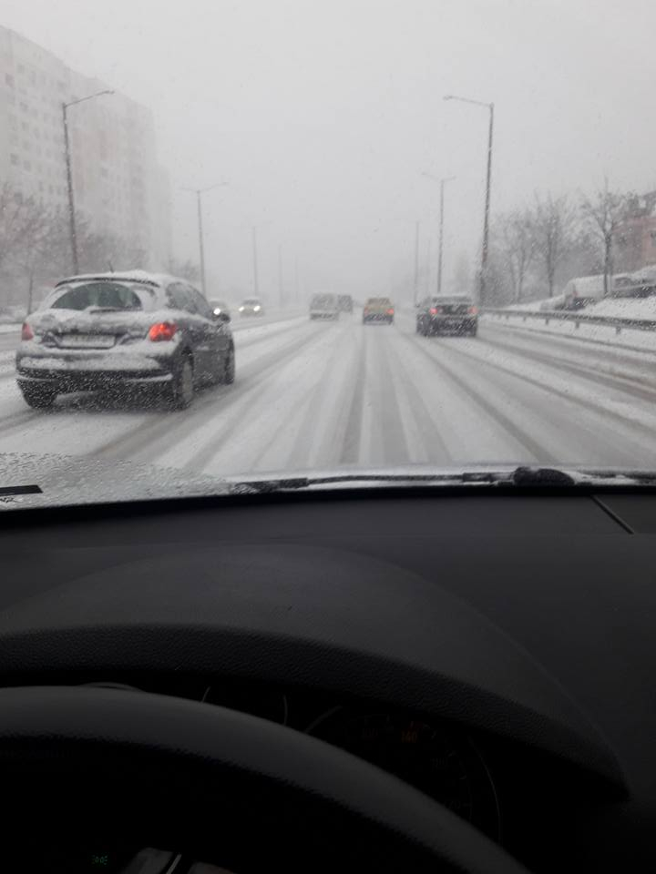 България в лапите на виелицата! Затварят магистрали, снегорините не смогват, тежки задръствания в столицата (СНИМКИ/ВИДЕО)