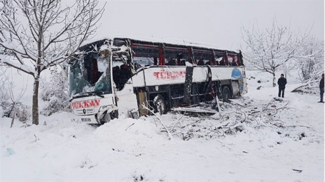 Автобус с 15 пътници се блъсна във влекач с полуремарке в Ришкия проход