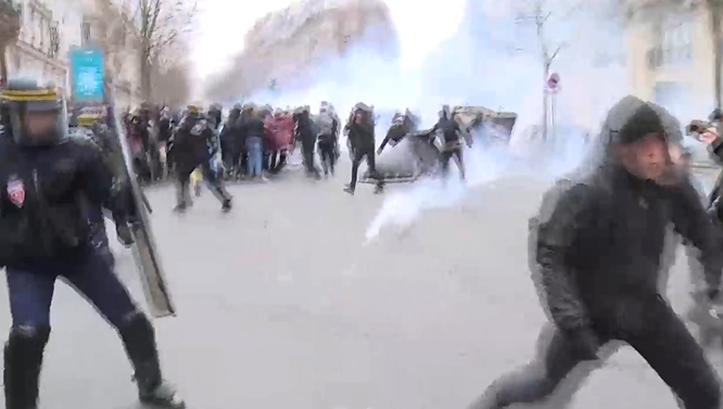 Сблъсъци избухнаха между стачкуващи и полицаи в Париж (ВИДЕО)