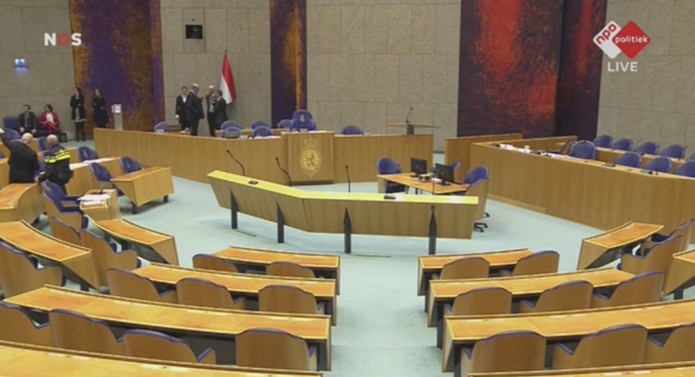 Кошмар в холандския парламент! Депутатите изпаднаха в шок, след като... (СНИМКИ/ВИДЕО)