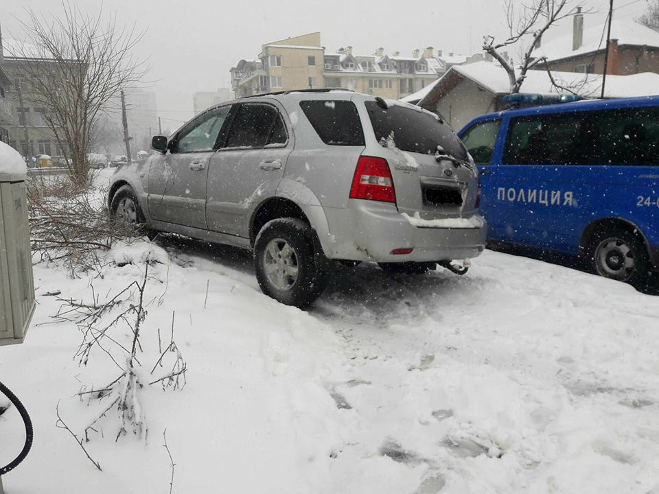 Жена от "Люлин" излезе да почисти колата си от снега и едвам оцеля, историята ѝ е зловещо предупреждение!