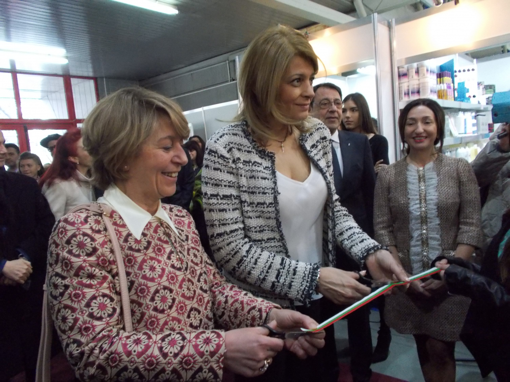 Първата дама в ослепителен тоалет на ревю в Пловдив (СНИМКИ)