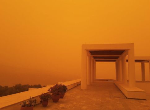 Пясъчна буря връхлетя гръцкия остров Крит (СНИМКИ/ВИДЕО)
