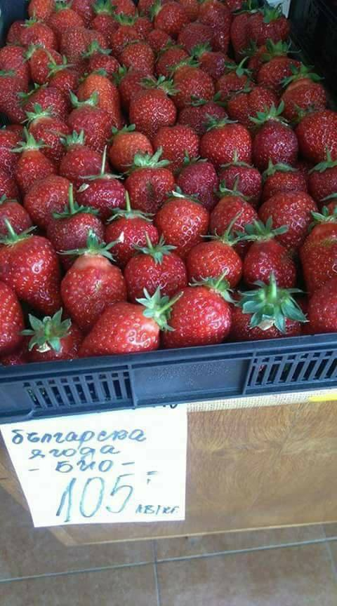 Този път съвсем изнагляха! Продават на пазара кило ягоди на цена колкото половин пенсия (СНИМКА)