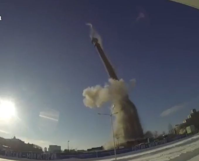 Зрелищно ВИДЕО! 200-метрова кула се сгромоляса в центъра на Екатеринбург след експлозия 