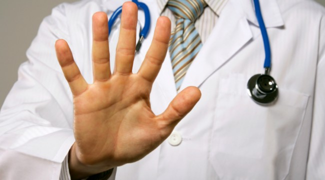 Грозна картинка в поликлиниката в Кресна: Лекар гони колега с тесла, обижда го на „пе*ераст“