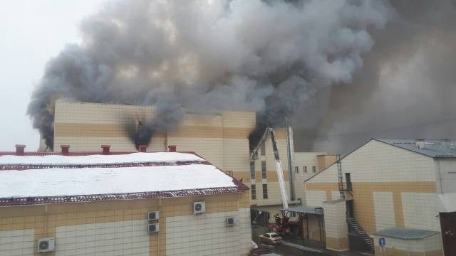 Кошмар в Русия! Пламъци обхванаха мол в Кемерово, хора скачат от прозорците, има загинали деца! (СНИМКИ/ВИДЕО)