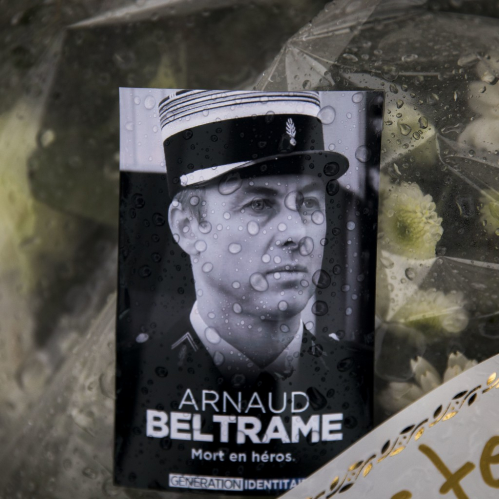 Пълно безумие! Цяла Франция скърби за жандармериста Белтрам, а "зелен" политик празнува