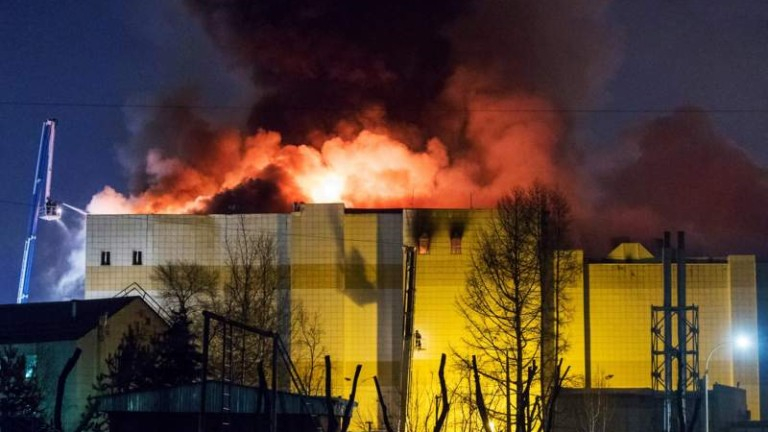 Пепел и пустош: Първо ВИДЕО от изгорелия мол в Кемерово отвътре 