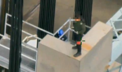Драма и Екшън! Мъж се опита да скочи от мост и самоубие, полицаи герои го спасяват (ВИДЕО)