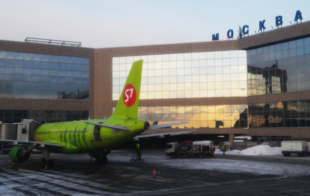 Самолет се запали при излитане на летище в Москва, пътниците в паника скачат от крилата (СНИМКИ/ВИДЕО)