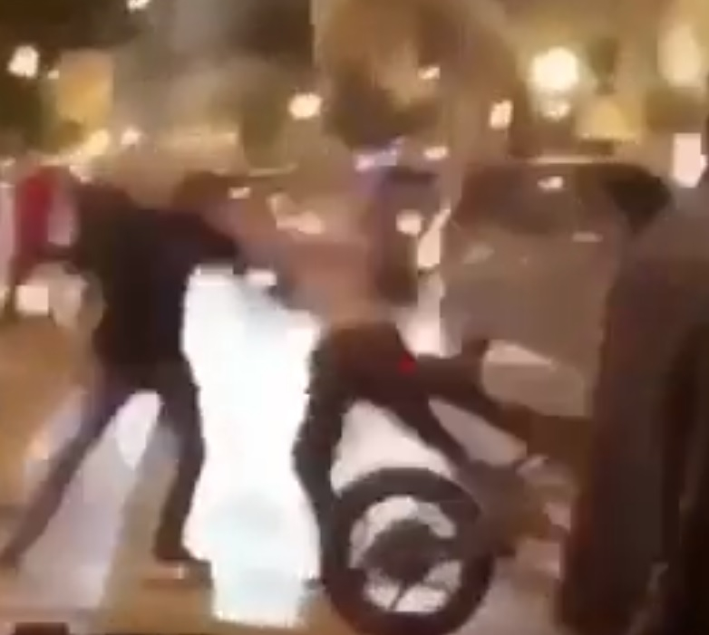 Мотоциклетист нокаутира двама пешеходци (ВИДЕО)
