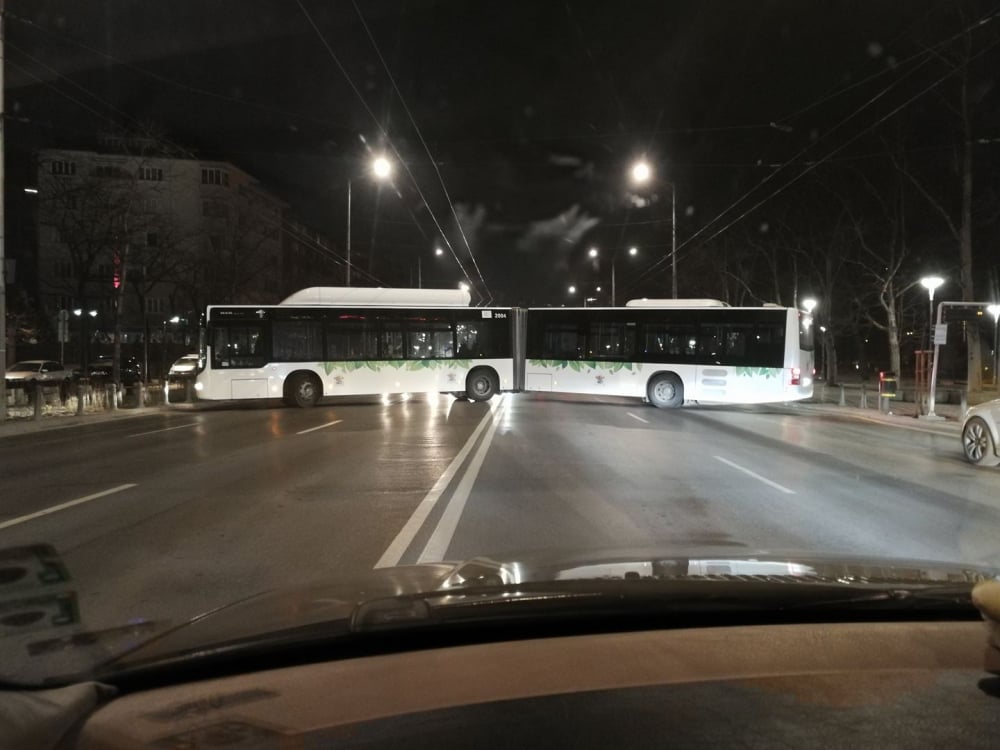 Само в БЛИЦ: Мрежата се диви какво за бога прави посред нощ шофьор на автобус 94 на бул. "Цар Освободител" в столицата (СНИМКИ)