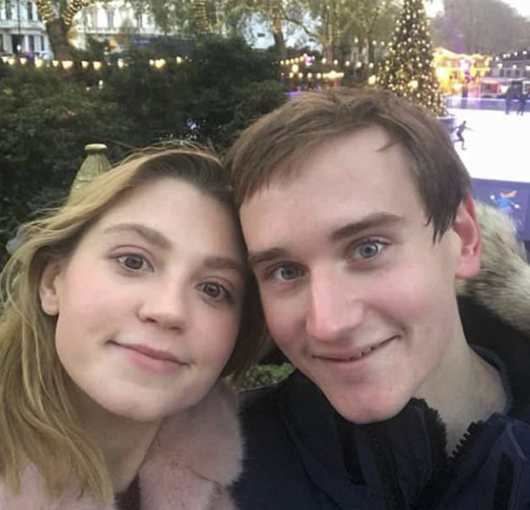Скандална студентка от Оксфорд, наръгала любовника си на първа среща, се загаджи със сина на руски олигарх (СНИМКИ)